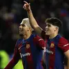 Pemain Barcelona, Pau Cubarsi (kanan) dan Ronald Araujo merayakan kemenangan timnya atas Napoli pada laga leg kedua babak 16 besar Liga Champions 2023/2024 di Estadio Olimpico Lluis Companys, Barcelona, Spanyol, Rabu (13/3/2024) dini hari WIB. Barcelona menang dengan skor 3-1 (agregat 4-2). (AP Photo/Joan Monfort)