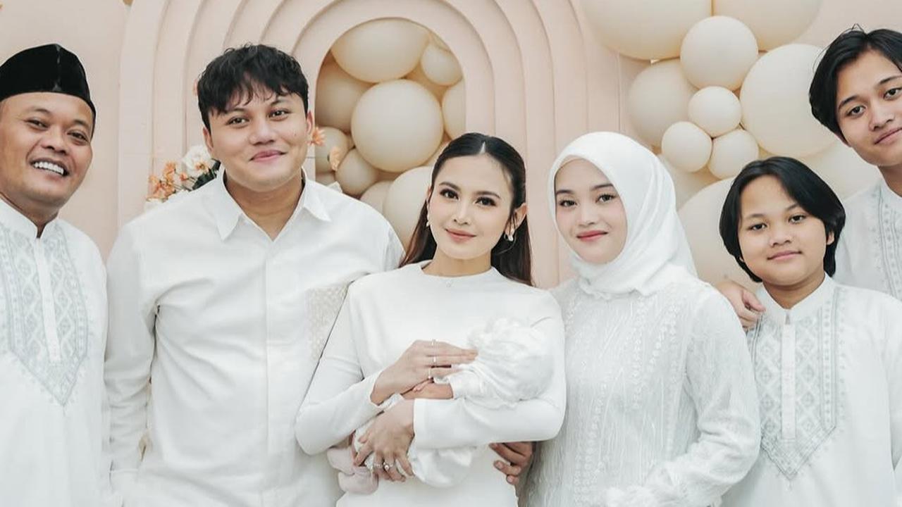 4 Potret Cantik Anggun Putri Delina Pakai Outfit Serba Putih di Momen Akikah Baby Selina Anak Mahalini dan Rizky Febian