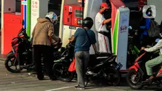 Pengendara motor antre mengisi bahan bakar minyak (BBM) di SPBU Kelapa Dua, Jakarta , Kamis (14/4/2022). Pemerintah memberi sinyal akan menaikkan harga Pertalite dan solar. Hal ini menjadi langkah pemerintah dalam menghadapi dampak kenaikan harga minyak mentah dunia. (Liputan6.com/Johan Tallo)