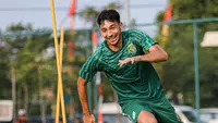 Aksi pemain Persebaya Surabaya, George Brown dalam sebuah sesi latihan. (Instagram @George Brown)