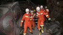 Tim penyelamat mengevakuasi orang yang terluka dari hotel tempat karantina virus corona yang runtuh di Quanzhou di provinsi Fujian, China, Sabtu (7/3/2020). Saksi mata yang tinggal tidak jauh dari lokasi mendengar dentuman keras saat makan malam yang dikiranya suara ledakan. (Chinatopix Via AP)