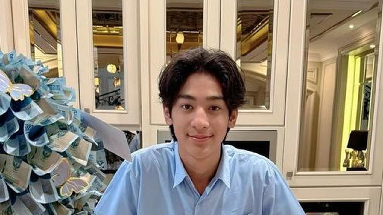 Potret Kenzy Anak Andre Taulany di Momen Ultah ke-15, Kue  dan Buket Uang Pecahan 50 & 100 ribu Bikin Salfok