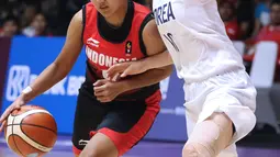 Pebasket putri Indonesia, Nathassa Debby Christaline (kiri) menghindari kawalan pemain Korea, Park Hana pada babak penyisihan Grup X Basket Putri Asian Games 2018 di Jakarta, Rabu (15/8). Indonesia kalah 40-108. (Liputan6.com/Helmi Fithriansyah)