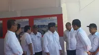 Menhub Budi Karya Sumadi menemani Presiden Jokowi menyambangi Pelabuhan Multifungsi di Labuan Bajo, Senin (20/12020). (Liputan6.com/ Yopi Makdori).