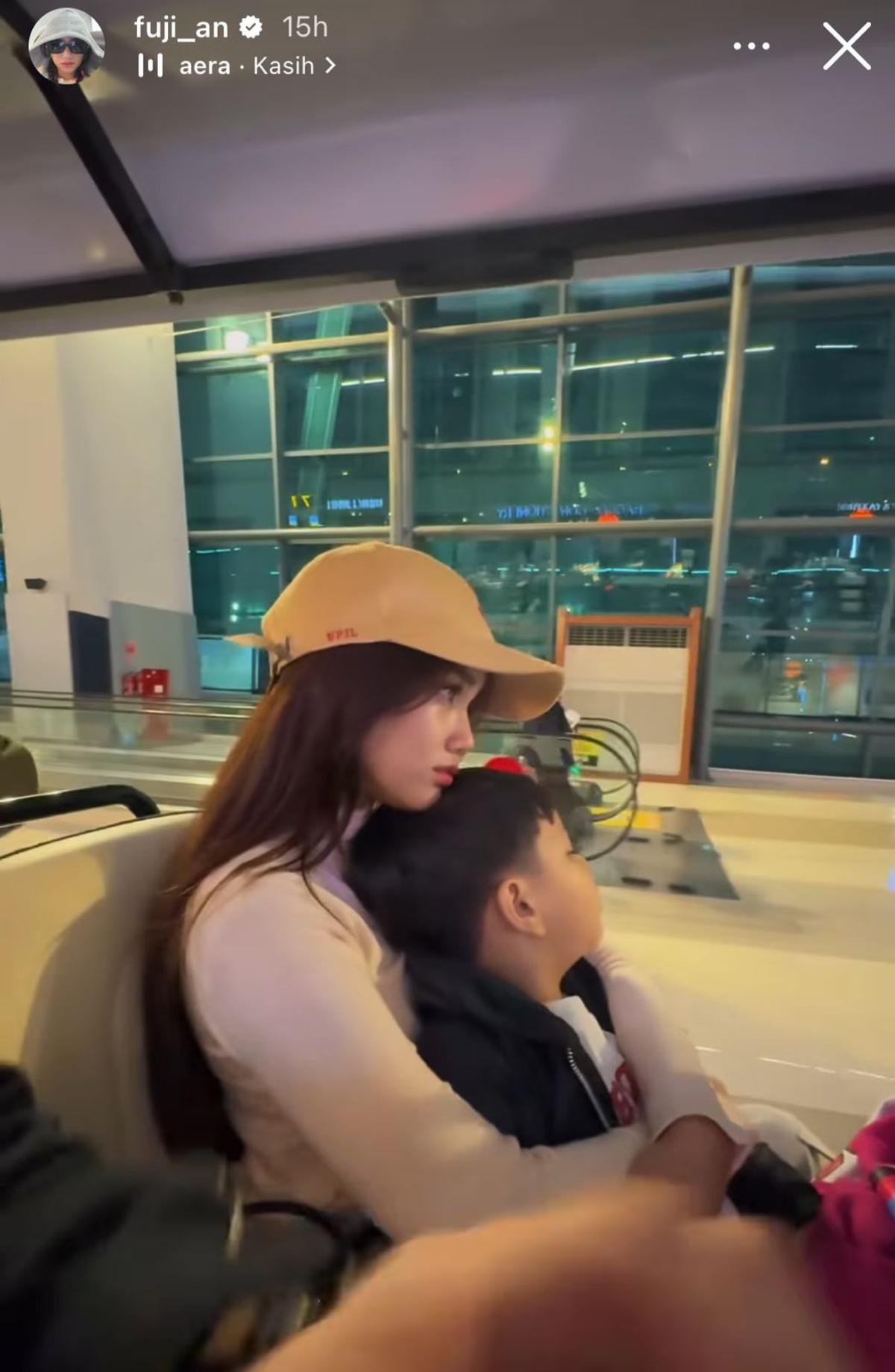 Potret Fuji Memeluk dan Mencium Gala Sky di Bandara, Bukti Kasih Sayang Seperti Anak Sendiri