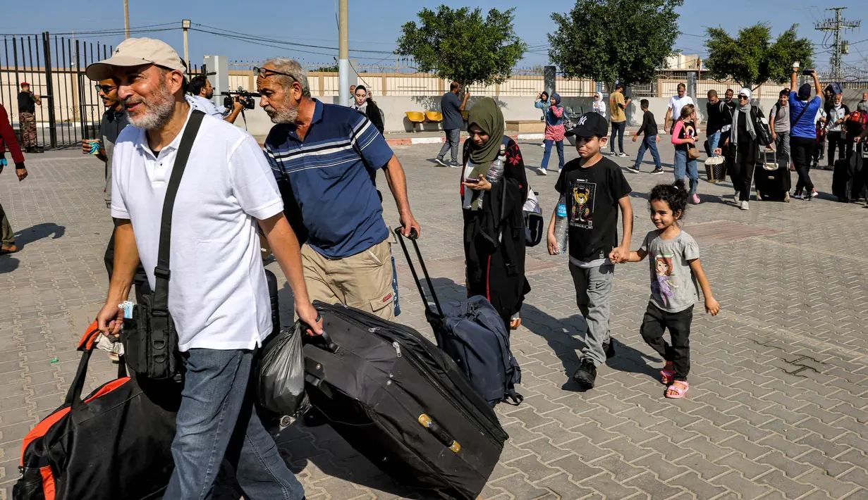 Perbatasan Rafah yang menghubungkan Gaza dan Mesir akhirnya dibuka untuk pertama kalinya sejak perang meletus pada 7 Oktober 2023 lalu. (Mohammed ABED/AFP)