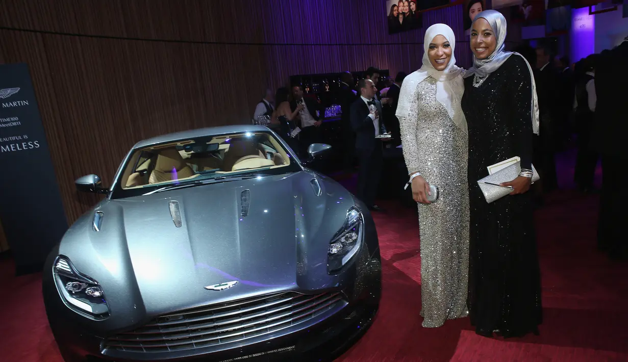 Ibtihaj Muhammad (kiri) dan Aya Elsekhely berpose dalam acara Time 100 Gala 2017 di New York City, AS, Selasa (25 /4). Sebagai atlet muslimah berprestasi, ia merupakan simbol keberagaman dan toleransi di Amerika Serikat. (AFP Photo)