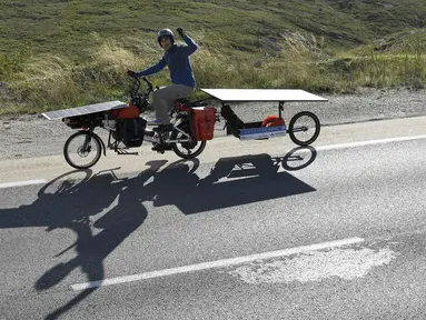 Jerome Zindy mengendarai sepeda listriknya yang bertenaga panel surya di jalan dekat Cassis, Prancis selatan, pada 23 Oktober 2020. Zindy memulai 'Tour de France' pada 25 Oktober untuk mempromosikan perjalanan dengan transportasi tanpa emisi. (Photo by NICOLAS TUCAT / AFP)