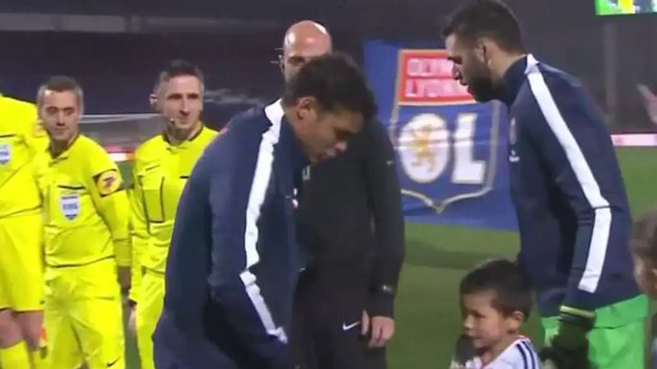 Video Thiago Silva Hangatkan Bocah Maskot di Lapangan