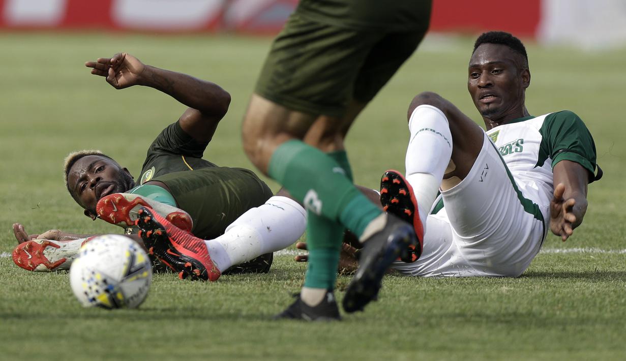 Striker Persebaya, Amido Balde, terjatuh saat berebut bola dengan pemain Tira Persikabo pada laga Piala Presiden 2019 di Stadion Si Jalakl Harupat, Soreang, Bandung, Selasa (12/3). Persebaya bermain imbang 0-0  atas Tira Persikabo. (Bola.com/Yoppy Renato)
