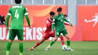 Pemain Irak U-20, Ali Jasim Elaibi menguasai bola dibayangi pemain Timnas Indonesia U-20, Sulthan Zaky pada laga matchday pertama Grup A Piala Asia U-20 2023 di Lokomotiv Stadium, Tashkent, Uzbekistan, Rabu (1/3/2023). (the-afc.com)