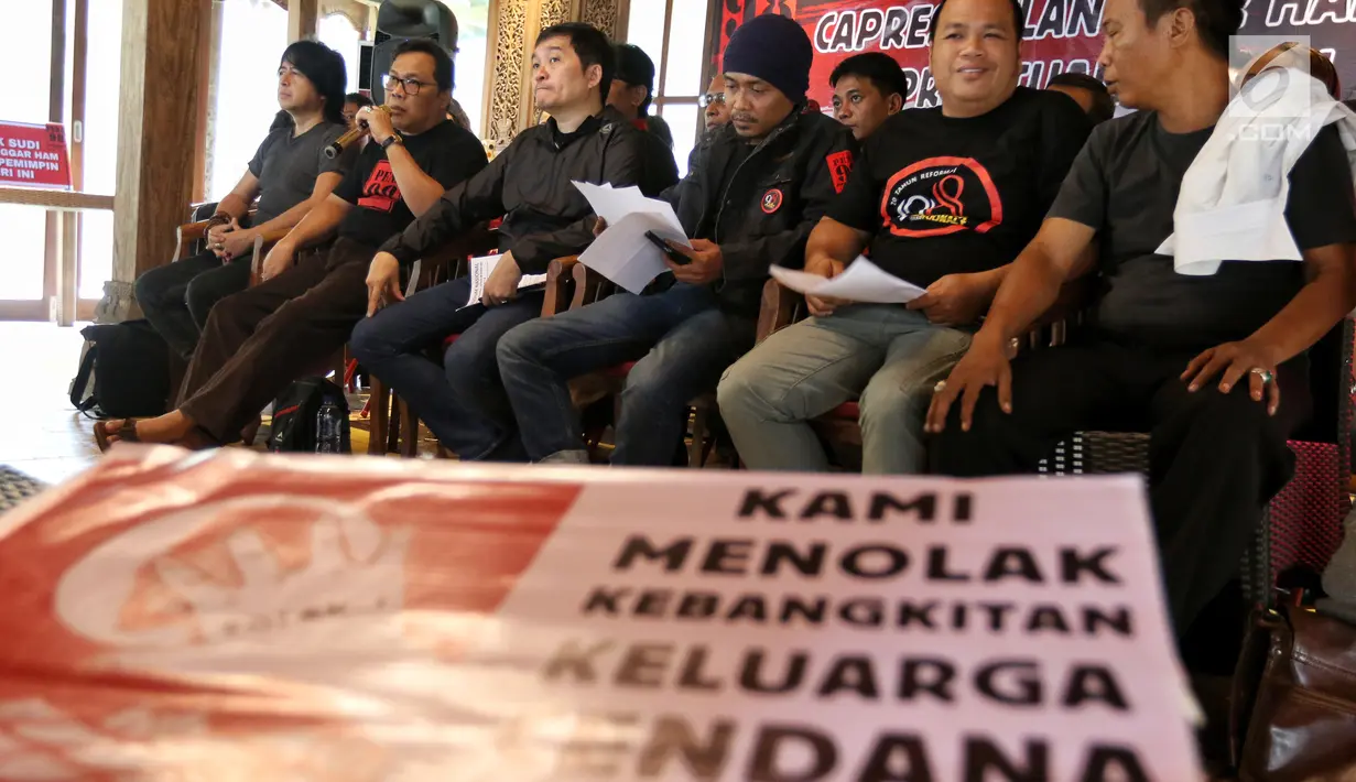 Persatuan Nasional Aktivis 98 (PENA 98) saat konferensi pers di Jakarta, Kamis (14/3). Dalam keterangan persnya PENA 98 juga menyatakan sikap menolak kembali kebangkitan keluarga cendana. (Liputan6.com/Johan Tallo)