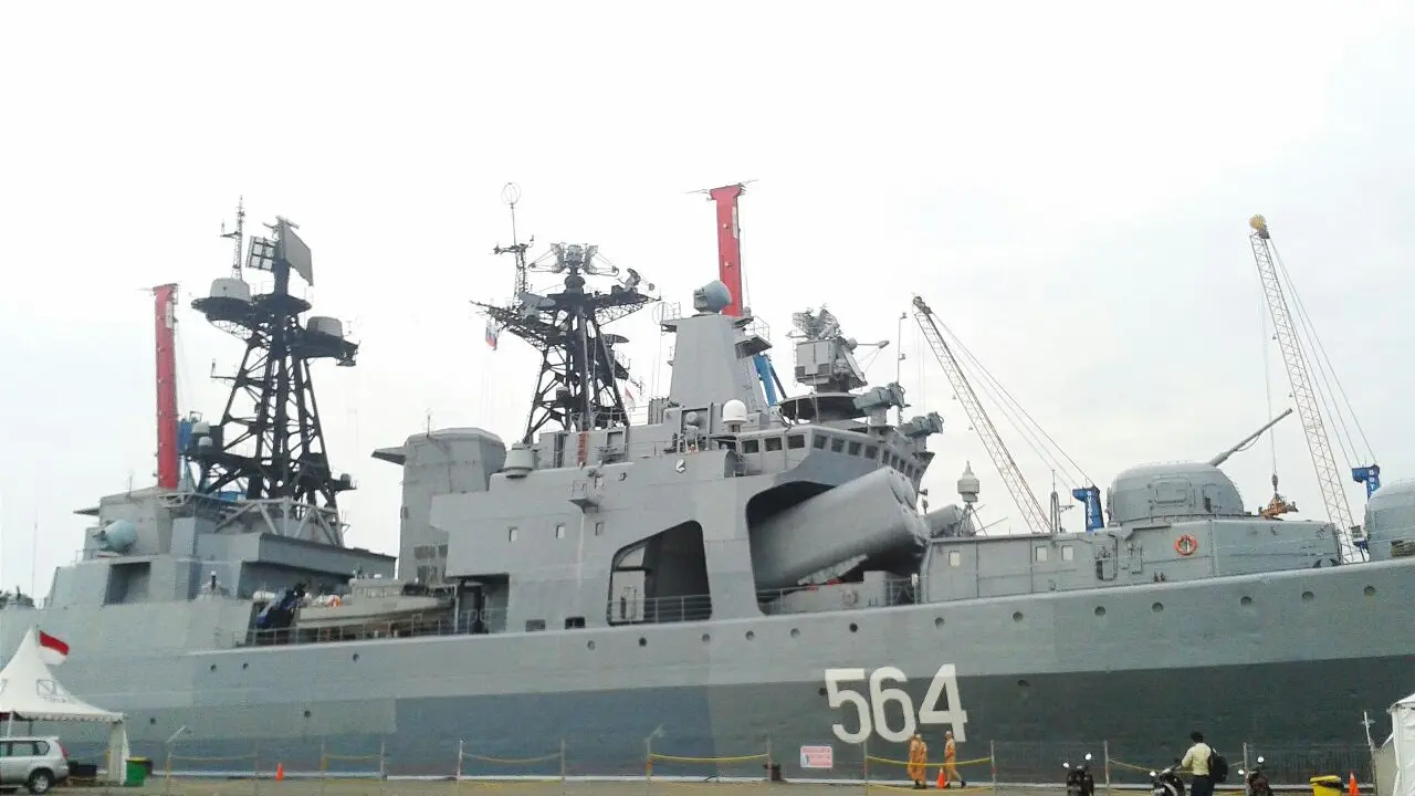 Kapal destroyer milik Rusia, Admiral Tributs, mengunjungi Indonesia 