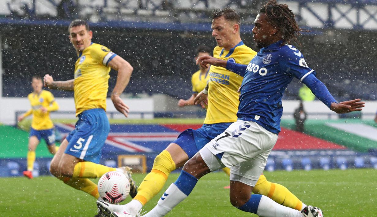 Gelandang Everton, Alex Iwobi, berusaha melewati pemain Brighton pada laga lanjutan Liga Inggris di Stadion Goodison Park, Sabtu (3/10/2020) malam WIB. Everton menang 4-2 atas Brighton. (AFP/Jan Kruger/pool)