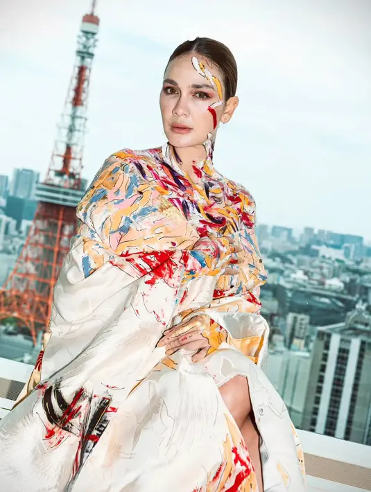 Sebagai seorang model, Luna Maya selalu totalitas dalam berpose, apapun konsepnya. Termasuk di pemotretan terbaru [@lunamaya]