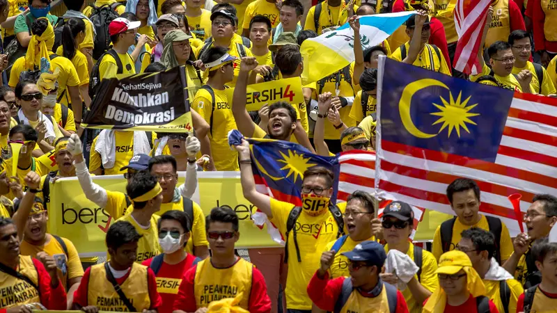 'Lautan Kuning' Pendemo Malaysia Tuntut PM Najib Mundur