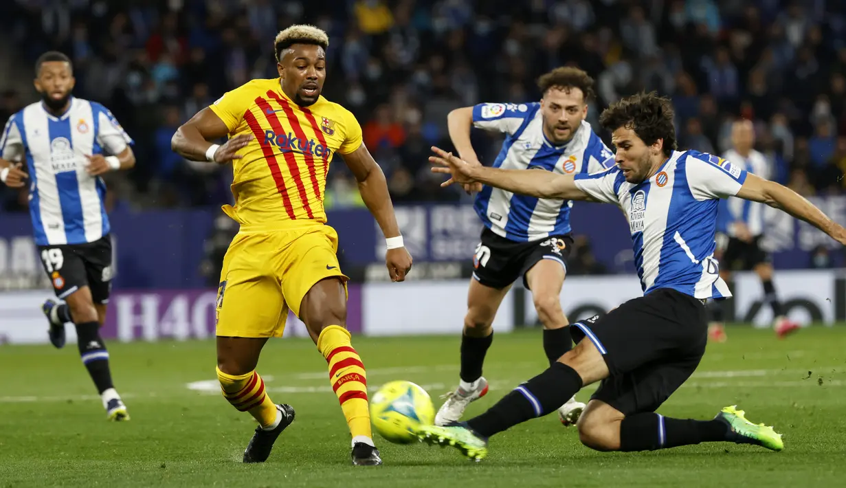 Penyerang Barcelona Adama Traore berebut bola dengan bek Espanyol Leandro Cabrera (kanan) pada jornada ke-24 Liga Spanyol 2021/22 di RCDE Stadium, Senin dini hari WIB (14/2/2022). Espanyol dan Barcelona bermain imbang 2-2. (AP Photo/Joan Monfort)