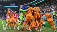 Para pemain Timnas Belanda merayakan gol penyeimbang 2-2 ke gawang Timnas Argentina yang dicetak Wout Weghorst dalam laga babak perempatfinal Piala Dunia 2022 di Lusail Stadium, Lusail, Qatar, Sabtu (10/12/2022) dini hari WIB. (AFP/Alberto Pizzoli)