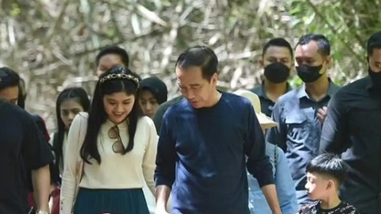 Gaya Menggemaskan Jan Ethes dan Lembah Manah Kenakan Kaus Branded Saat Temani Jokowi ke Lokasi KTT ASEAN