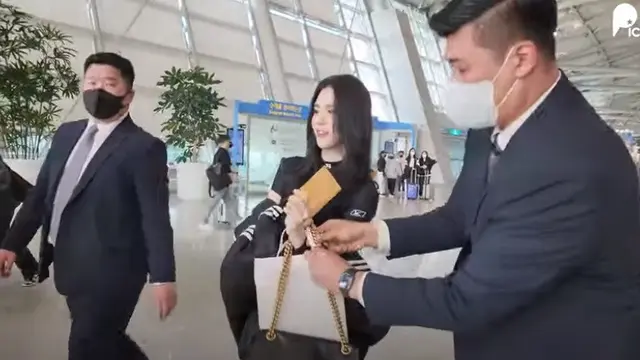 Han So Hee (Foto: YouTube/PICKCON / 픽콘)