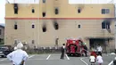 Petugas pemadam kebakaran memeriksa bangunan saat kebakaran melanda studio animasi Kyoto Animation di Kyoto, Jepang, Kamis (18/7/2019). Pihak kepolisian masih menyelidiki penyebab kebakaran, namun polisi menduga kebakaran tersebut atas unsur kesengajaan. (JIJI PRESS/AFP)