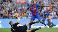 Mantan Pemain FC Barcelona, Rivaldo gagal mencetak gol ke gawang Manchester United yang dikawal Kevin Pilkington pada laga Persahabatan di Camp Nou stadium,  Barcelona, Spain, (30/6/2017). MU menang 3-1. (AP/Manu Fernandez)