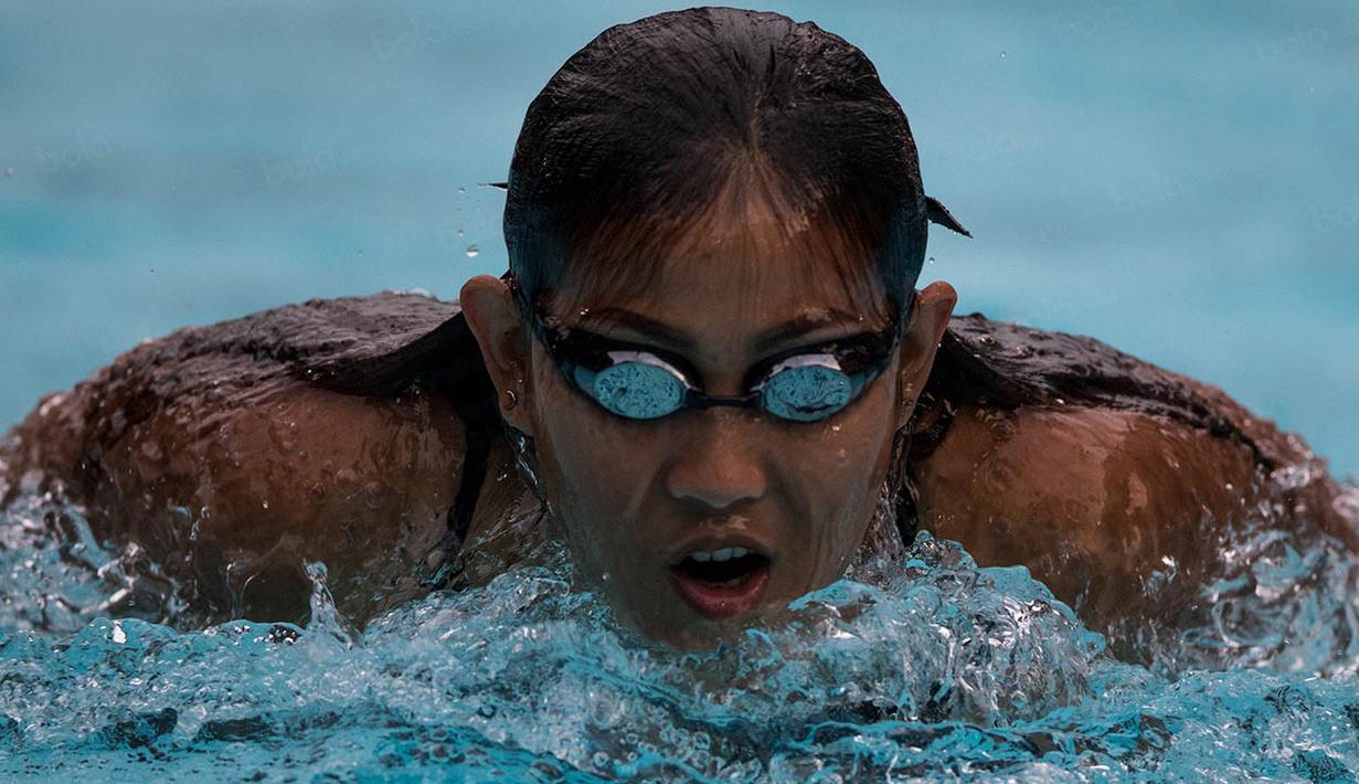 Perenang Indonesia, Raina Saumi Grahana, berlatih gaya punggung di Kolam Renang Cikini, Jakarta, Senin (31/10/2016). (Bola.com/Vitalis Yogi Trisna)