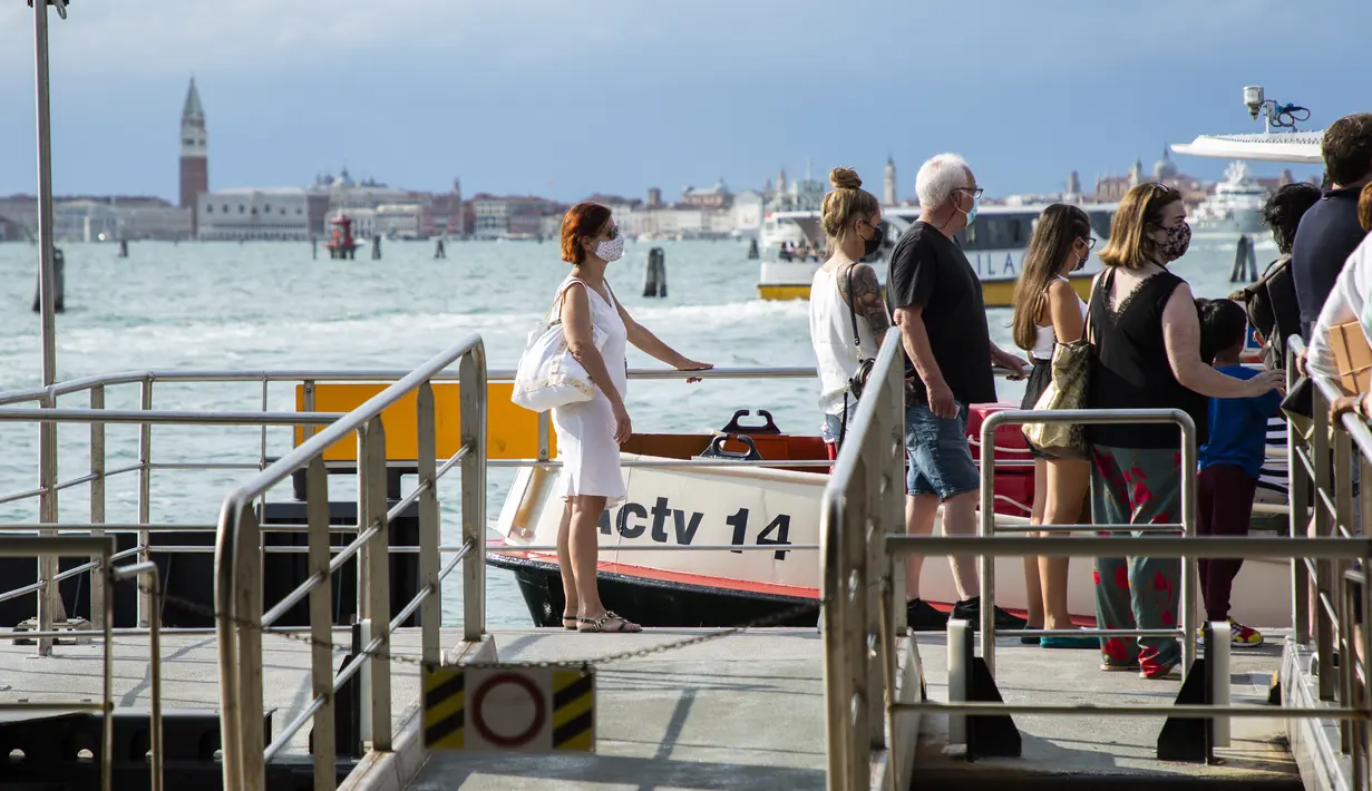 Orang-orang menunggu untuk naik feri sehari sebelum dimulainya Festival Film Venesia edisi ke-78 di Venice Lido, Italia, Selasa (30/8/2021).  Festival ini berlangsung dari 1 hingga 11 September. (Photo by Joel C Ryan/Invision/AP)