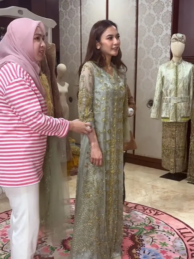 Abaya Mahalini saat pengajian (Instagram/askyfebrianti)