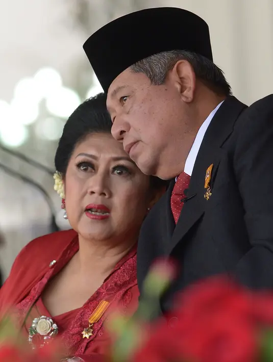 Presiden ke-6 RI Susilo Bambang Yudhoyono (SBY) bersama istri, Ani Yudhoyono memegang padi yang baru saja dipanen saat kunjungan di Karawang, Jawa Barat, 16 April 2013. (AFP PHOTO/PRESIDENSBY)