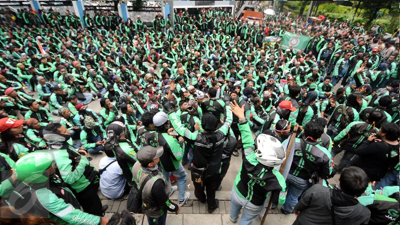 20170105-Tuntut Kenaikan Tarif, Pengemudi GrabBike Geruduk Kantor Pengelola-Jakarta