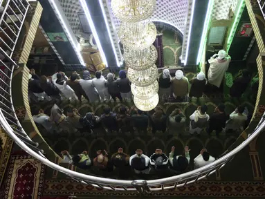 Umat muslim melaksanakan salat berjemaah pada hari pertama bulan Ramadan di sebuah masjid di Kabul, Afghanistan, Jumat (24/4/2020). Mereka melaksanakan salat di tengah kekhawatiran akan penularan virus corona COVID-19. (AP Photo/Rahmat Gul)