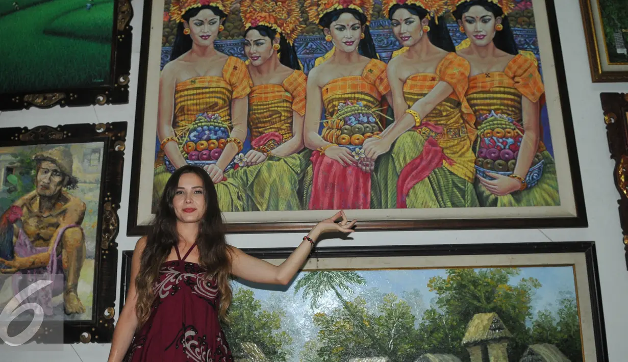 Pemain serial Elif, Selin Sezgin sedang bergaya di depan lukisan di Ubud Galeri kawasan Gianyar , bali, kamis (27/8/2015). Para pemain Elif melihat-lihat lukisan dan mencoba melukis. (Liputan6.com/Herman Zakharia)