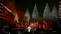 Yanni, Komposer dunia asal Yunani, tampil memukau dalam special show d hari kedua Prambanan Jazz Festival 2019 pada Sabtu (6/7/2019) di Candi Prambanan, Yogyakarta. (Bambang E Ros/Fimela.com)