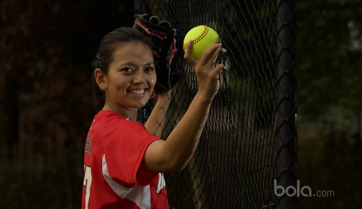 Cresida Mariska pernah meraih Golden Glove Award - Nike Camp 2002, University California of Riverside di Amerika Serikat. (Bola.com/Nicklas Hanoatubun)