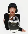 Untuk pertama kalinya, Chanel N°5 L’EAU meninggalkan botol legendarisnya.  Desain terbaru dari botol Chanel N°5 L’EAU hadir dengan bentuk dan struktur yang bulat dan halus, menyerupai tetesan air. [Dok/Chanel].