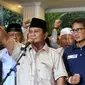 Pasangan capres-cawapres nomor urut 02 Prabowo Subianto (tengah) dan Sandiaga Uno (kanan) memberi keterangan kepada awak media di Rumah Kertanegara, Jakarta, Kamis (18/4). Prabowo kembali mendeklarasikan menang Pilpres 2019. (Liputan6.com/JohanTallo)