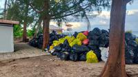 Tumpukan sampah di salah satu sisi Pulau Derawan. (foto: Liputan6.com/Zuhrie)