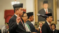Presiden Joko Widodo (Jokowi) melantik Ignasius Jonan sebagai Menteri Energi dan Sumber Daya Mineral (ESDM), sementara Arcandra Tahar sebagai Wakil Menteri ESDM di Istana Negara, Jakarta, Jumat (14/10). (Liputan6.com/Faizal Fanani)
