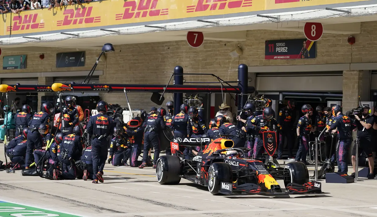 Pada lap ke-10, tim Red Bull Racing memutuskan untuk membuat pit stop terlebih dahulu untuk Max Verstappen. Strategi pit stop tersebut membuat Max mempimpin di stint kedua karena Hamilton masuk ke pit stop empat lap berselang. (AP/Pool/Darron Cumming)