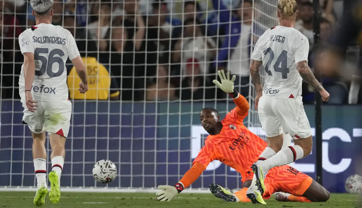 Kiper AC Milan, Mike Maignan kebobolan gol ketiga lewat tendangan striker Real Madrid, Vinicius Junior pada laga pramusim 2023/2024 Soccer Champions Tour di Rose Bowl Stadium, Pasadena, California, Senin (24/7/2023) pagi WIB. (AP Photo/Ashley Landis)