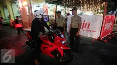 Petugas kepolisian berjaga di sekitar kawasan pendestrian Malioboro, Senin (4/4). Penjagaan dilaksanakan untuk mengantisipasi kendaraan yang parkir di kawasan pendestrian yang telah ditutup sejak hari ini. (Liputan6.com/Boy Harjanto)