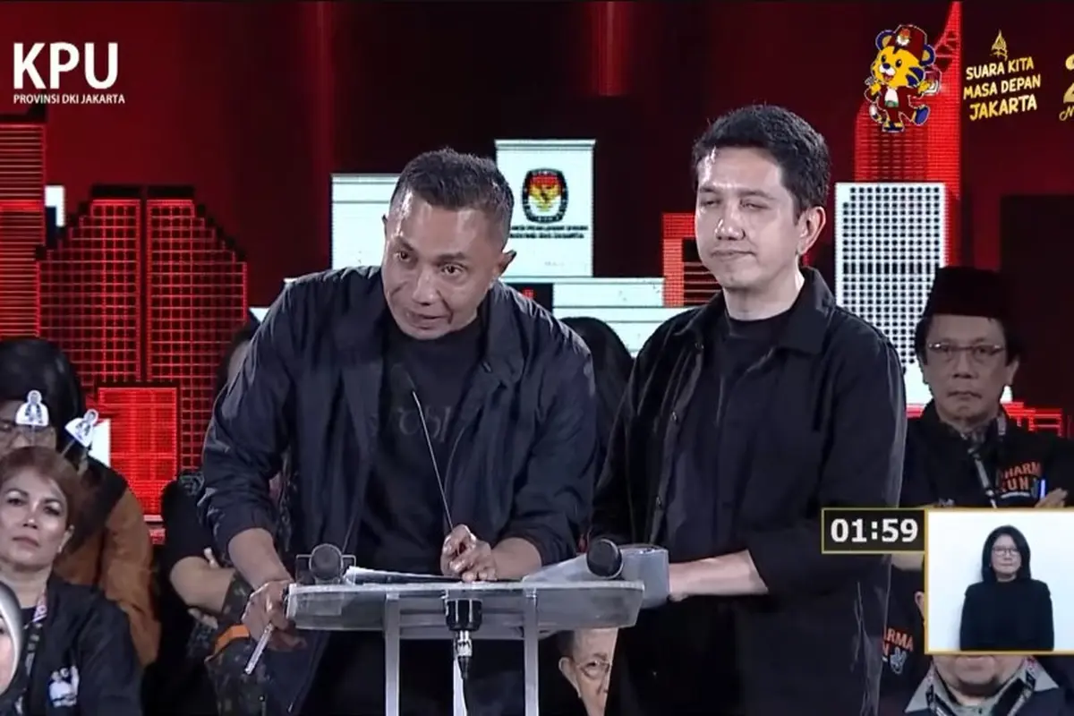 Paslon gubernur dan calon wakil gubernur nomor urut 2 Dharma Pongrekun-Kun Wardana saat debat terakhir atau debat ketiga Pilkada Jakarta 2024.