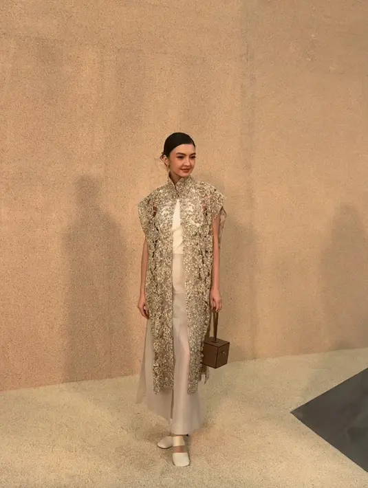 Raline Shah tampil memukau dalam balutan dress silver dengan statement outer. Ia memadukannya dengan gaya makeup yang fokus pada area bibir. [Foto: Instagram/ Raline Shah]
