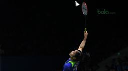 Gregoria Mariska menjangkau kok saat melawan unggulan keempat Ratchanok Intanon pada babak kedua Indonesia Open 2018 di Istora Senayan, Jakarta, (5/6/2018). Ratchanok Intanon menang 21-11 17-21 21-14. (Bola.com/Nick Hanoatubun)