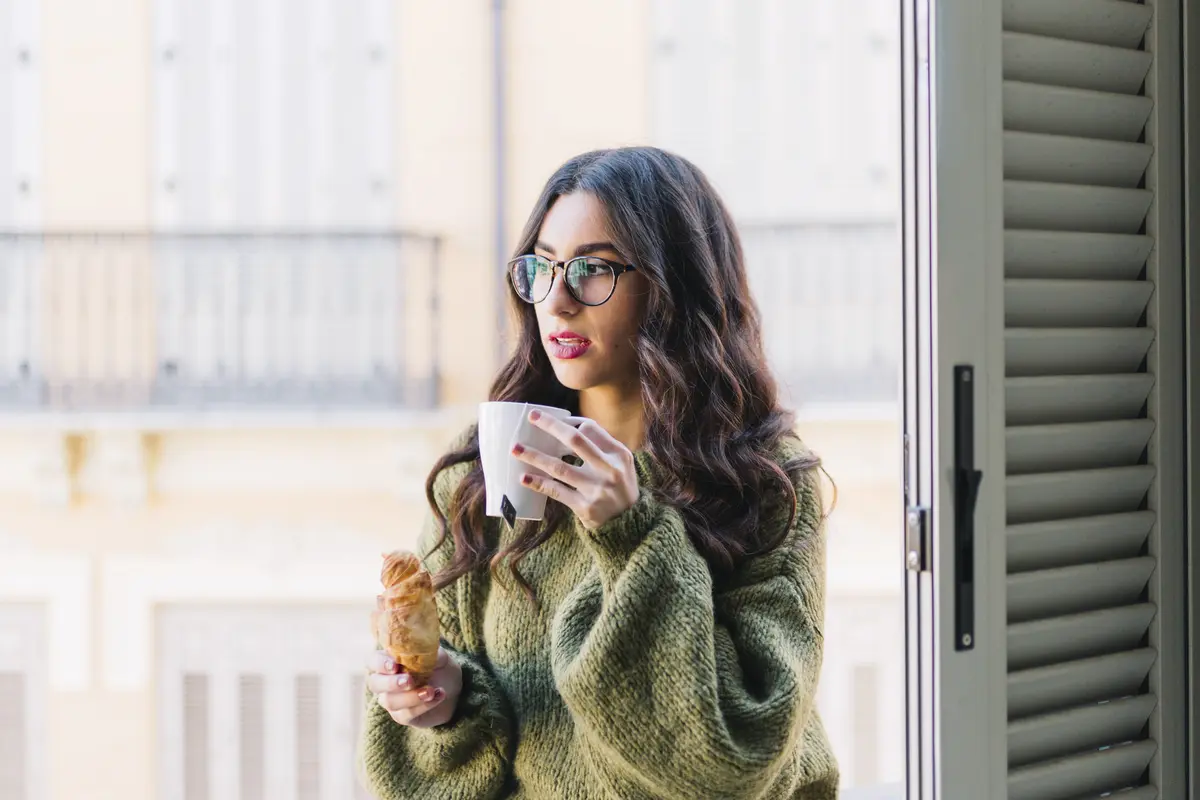 wanita november balkon