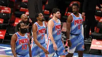 James Harden (paling kiri) pada laga debut bersama Brooklyn Nets di NBA 2020/2021. (Sarah Stier / GETTY IMAGES NORTH AMERICA / Getty Images via AFP)