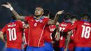 Selebrasi Arturo Vidal saat Cile menang atas Meksiko. ( EPA/Felipe Trueba