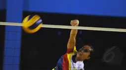 Jelang perhelatan Pertamina Proliga 2015, tim putri Jakarta Electric PLN berlatih di Aula P3B PLN Cinere, Depok, Kamis (28/1/2015). Tampak, salah satu anggota tim berlatih melakukan smesh. (Liputan6.com/Helmi Fithriansyah)
