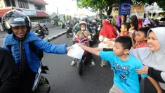Anak-anak dari pengajian Salimah (Persaudaraan Muslima) membagikan takjil (makanan pembuka puasa) di kawasan Cinere, Depok, Jawa Barat, Senin (10/4/2022). (merdeka.com/Arie Basuki)